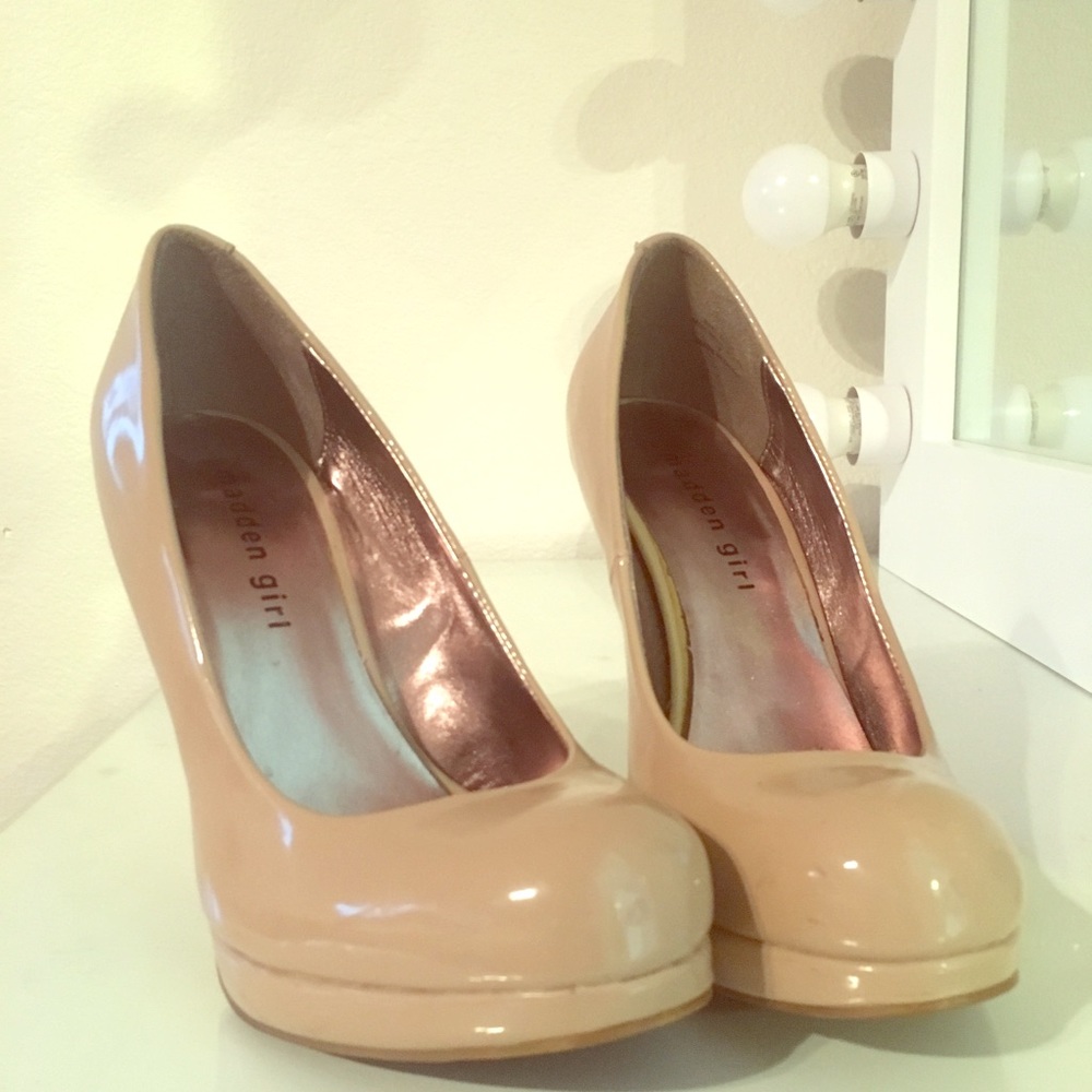 Nude Pumps
